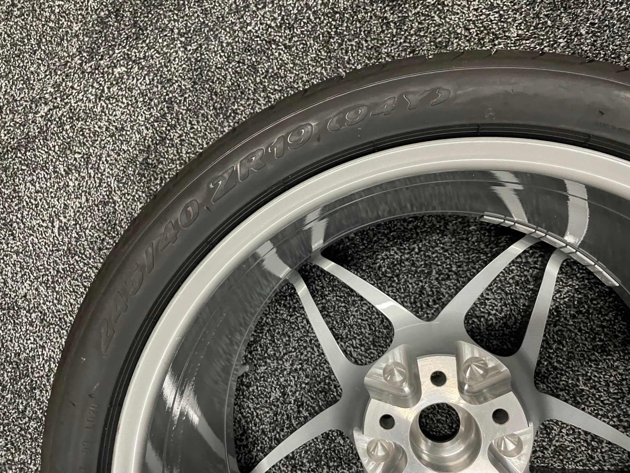 Full Set for Ferrari California - Pirelli Tire and 19" Wheel Set - 252607 / 252606