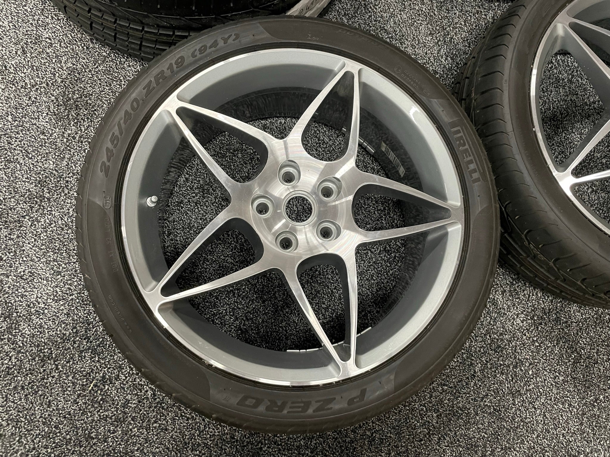 Full Set for Ferrari California - Pirelli Tire and 19" Wheel Set - 252607 / 252606